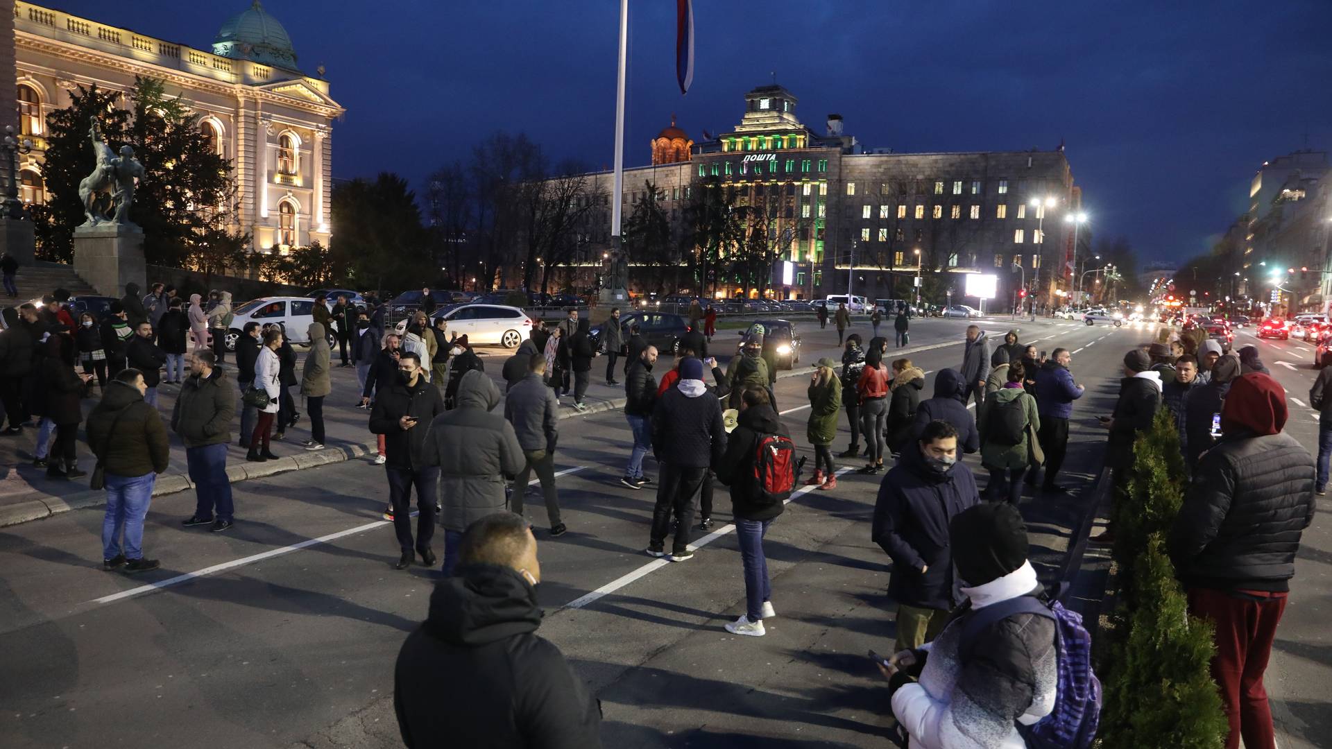 Revoltirani odlukom da sve bude zatvoreno do ponedeljka, ugostitelji blokirali centar Beograda