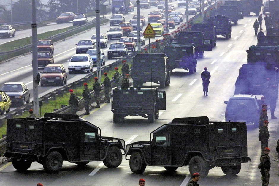 Crvene beretke i crni dani: Sukob između DSS-a i DS-a dodatno je zaoštren u novembru 2001, tokom protesta pripadnika Jedinice za specijalne operacije, čiji su pripadnici kasnije i ubili premijera Đinđića