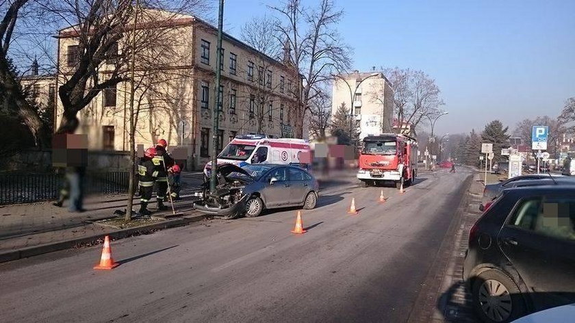 Samochód uderzył w latarnię. Dziecko trafiło do szpitala