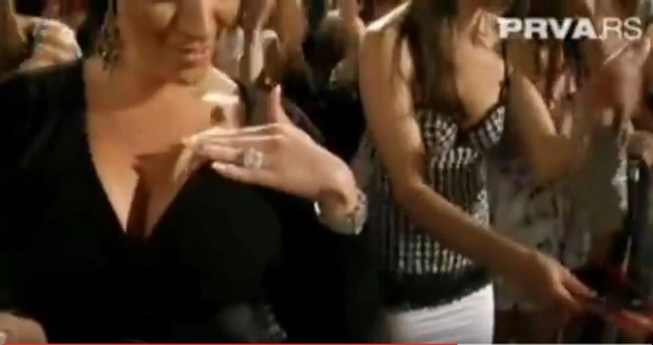 Špica za emisiju "Veče sa Ivanom Ivamovićem" u kojoj joj se voditelj potpisuje na grudi