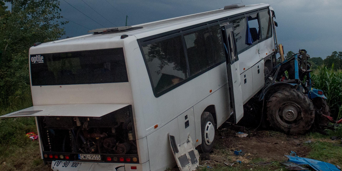 Groźny wypadek pod Łodzią. Autokar zderzył się z ciągnikiem