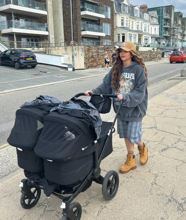 Speváčka Jesy Nelson.