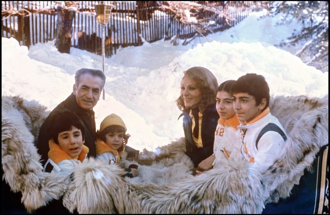 Fara Pahlavi sa suprugom i decom