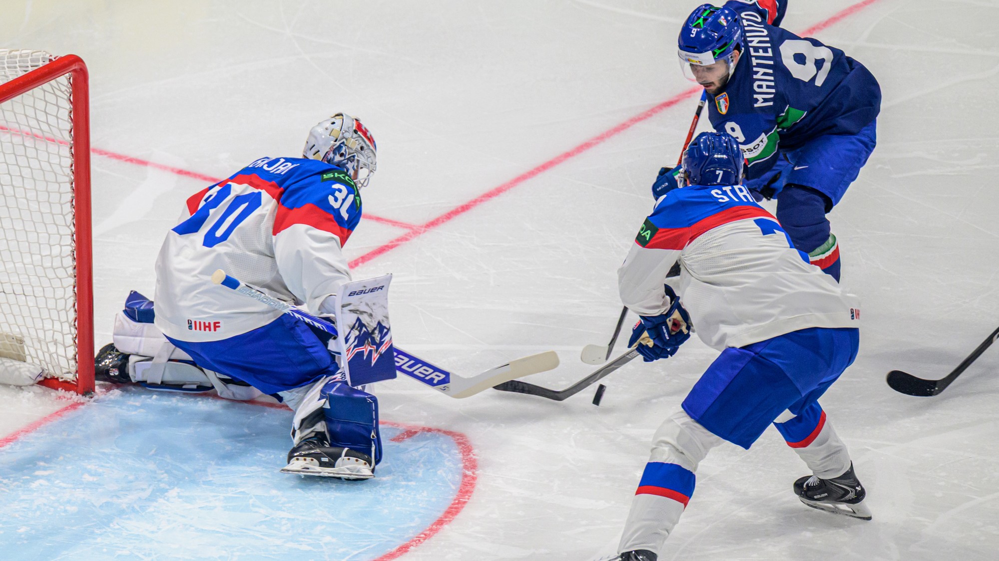 Na snímke zľava brankár Adam Gajan, Maxim Štrbák (obaja Slovensko) a Daniel Mantenuto (Taliansko).