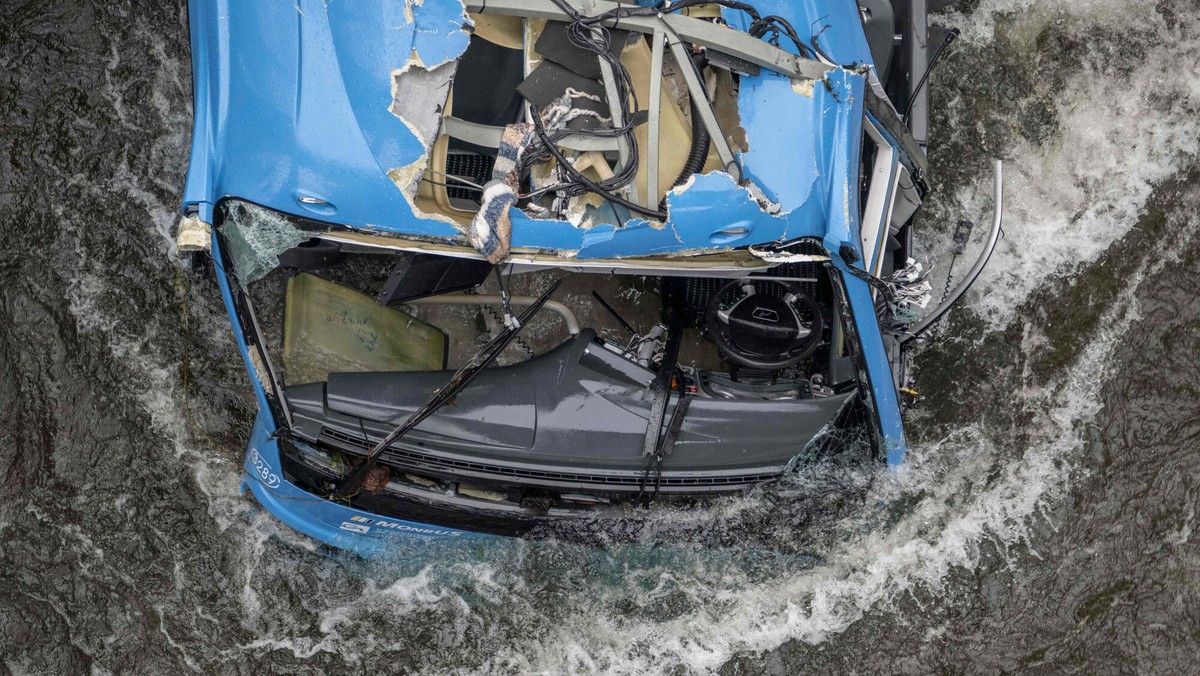 Autobus spadł z mostu do rwącej rzeki. Służby znalazły ciało siódmej ofiary