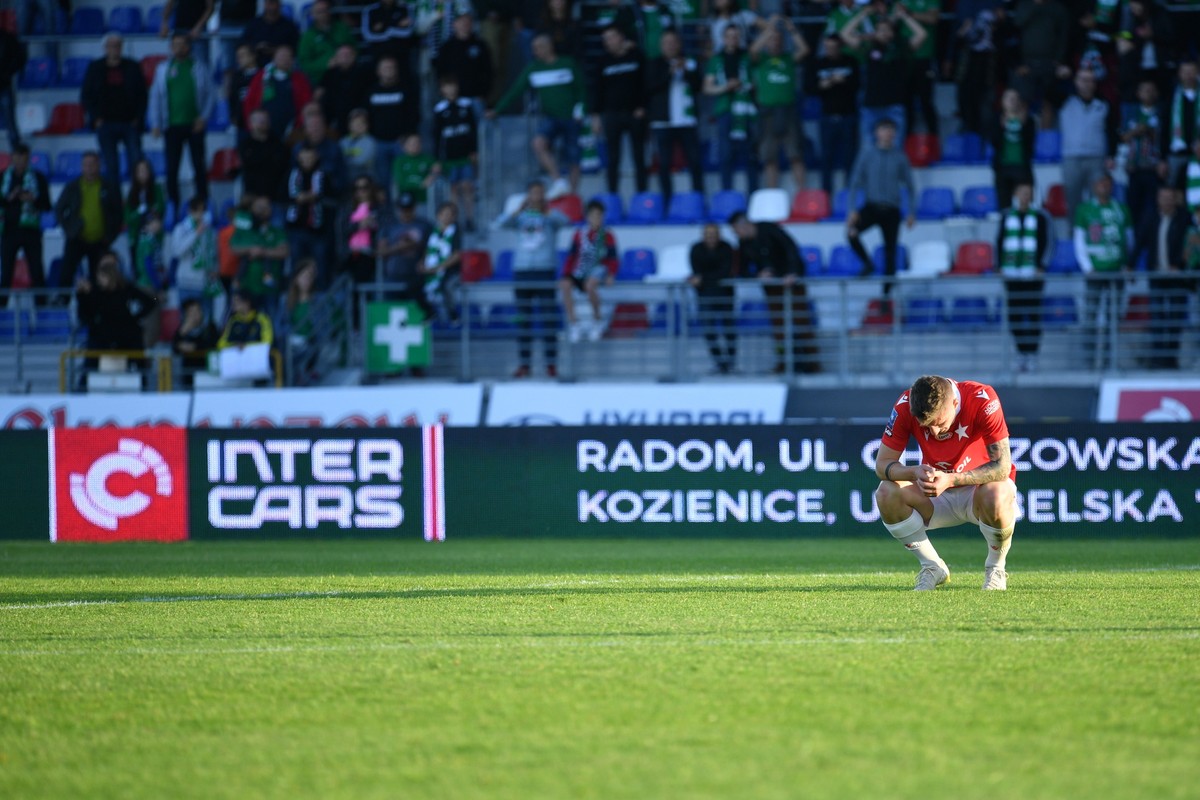 Zawodnik Wisły Kraków po przegranym 4:2 meczu 33. kolejki piłkarskiej Ekstraklasy z Radomiakiem Radom