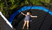  Najczęstsze urazy u dzieci na trampolinach. Jak ich uniknąć? Ortopeda radzi 