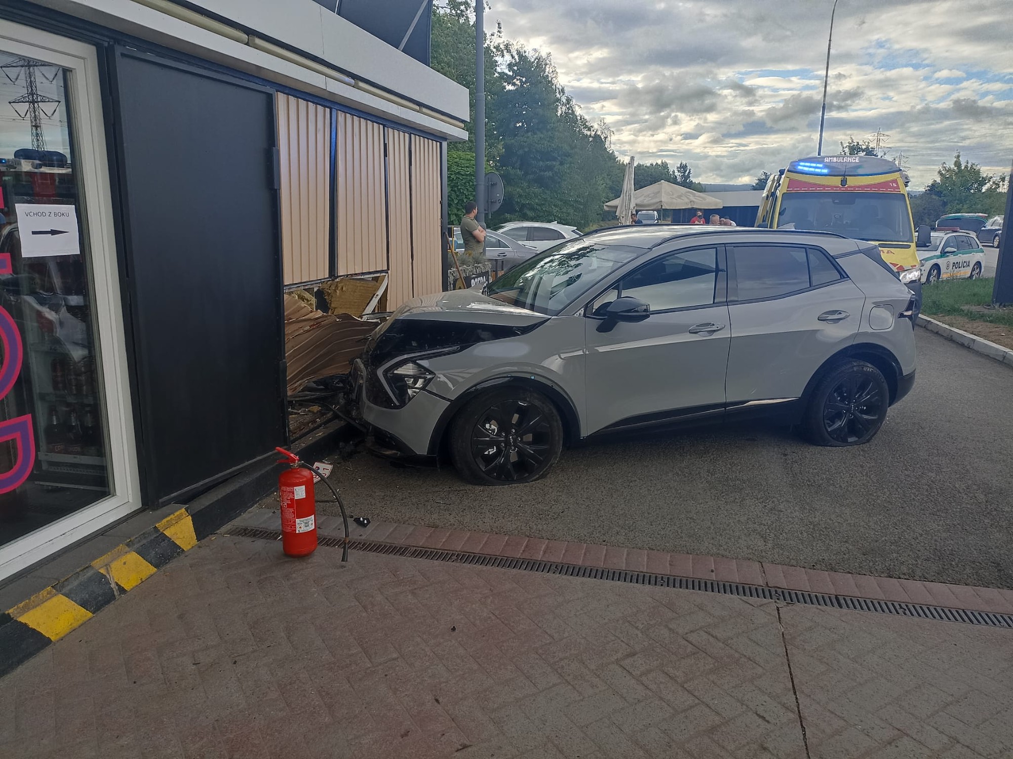 Do budovy čerpacej stanice v Košiciach narazilo auto.