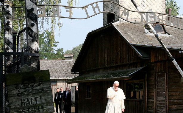 Niemiecka prasa chwali milczenie papieża w Auschwitz. "Godna forma hołdu"