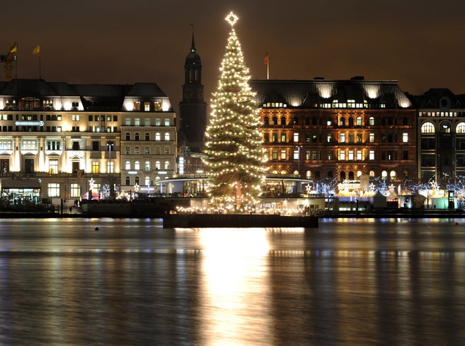 20-metrowej wysokości choinka z tysiącem lampek w Hamburgu