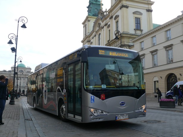 Chiński autobus elektryczny BYD podczas testów w Warszawie