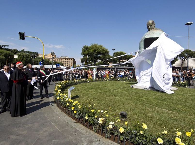 "Dziurawy" pomnik Jana Pawła II