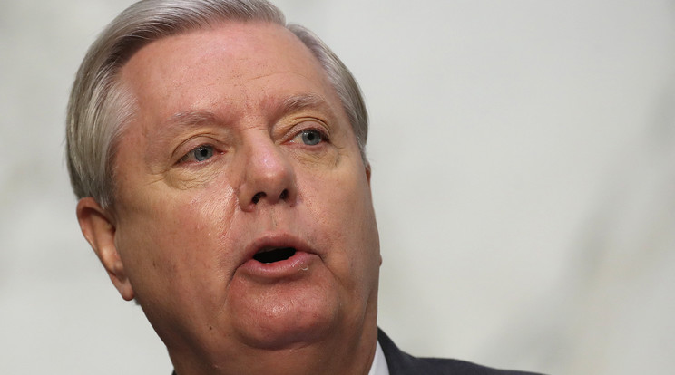 Lindsey Graham befolyásos republikánus szenátort több, egymást követő üzenetben követendő példaképként állította az Adolf Hitler náci vezető ellen 1944-ben merényletkísérletet végrehajtó német katonatisztet és azt a római szenátort, aki segített megölni Julius Caesart / Fotó: MTI/EPA/Getty Images/Win McNamee