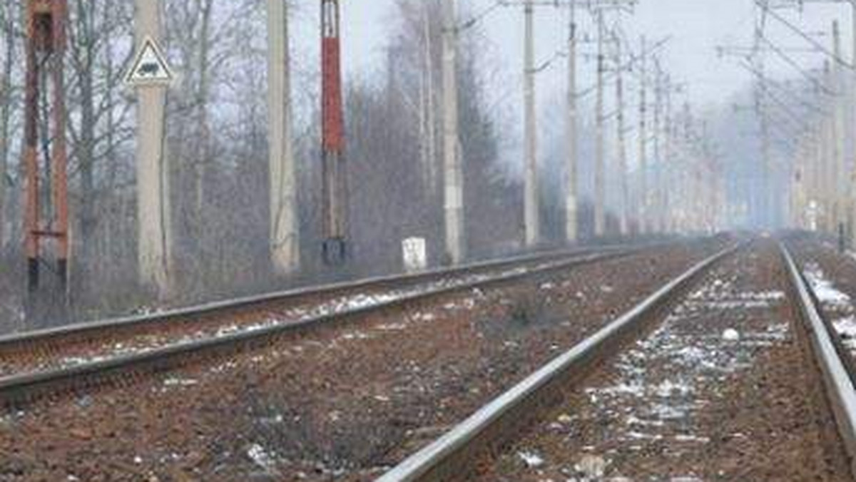 Pociąg z Zielonej Góry do Głogowa mknie... dwie godziny. A oba miasta dzieli nieco ponad 50 km. Czas jazdy z Zielonej Góry do Wrocławia to cztery godziny z hakiem. Oba miasta dzieli nieco ponad 150 km. - informuje gazetalubuska.pl.