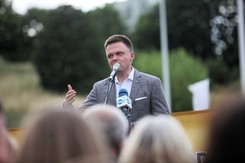 Były szef KOD żąda przeprosin od Hołowni. Chodzi o porównanie do hunwejbinów