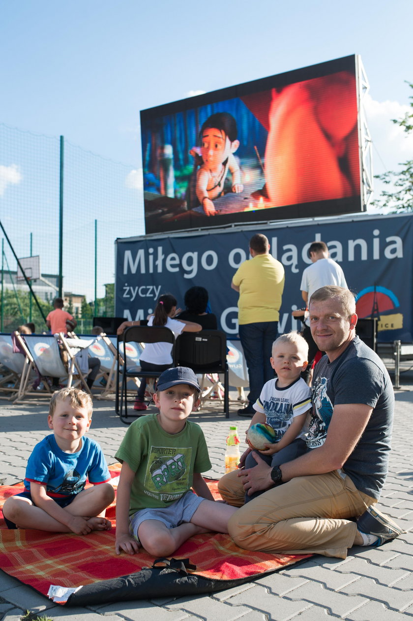 Plenerowe kino na terenie szkoly podstawowej nr 11 w Gliwicach .
