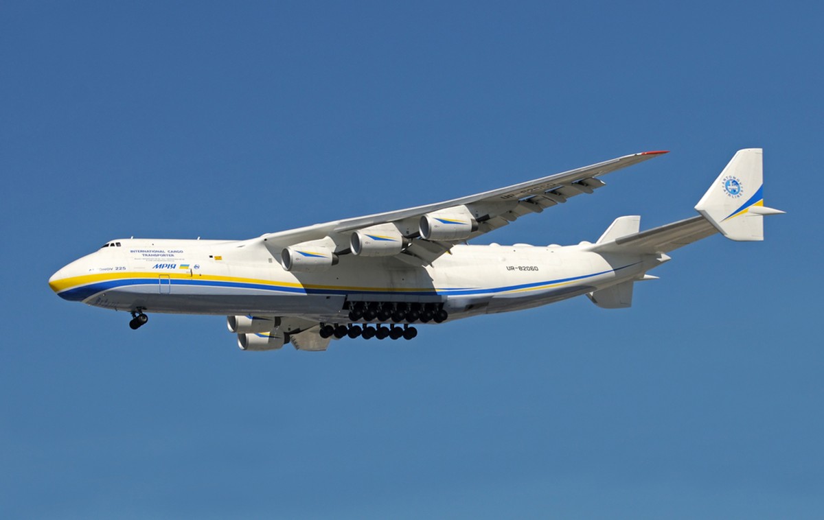 Największy samolot świata: Antonov An-225 przelatuje nad Florydą w lutym 2010 r. wioząc pomoc dla Haiti. Fot. Ivan Cholakov Gostock-dot-net / Shutterstock.com