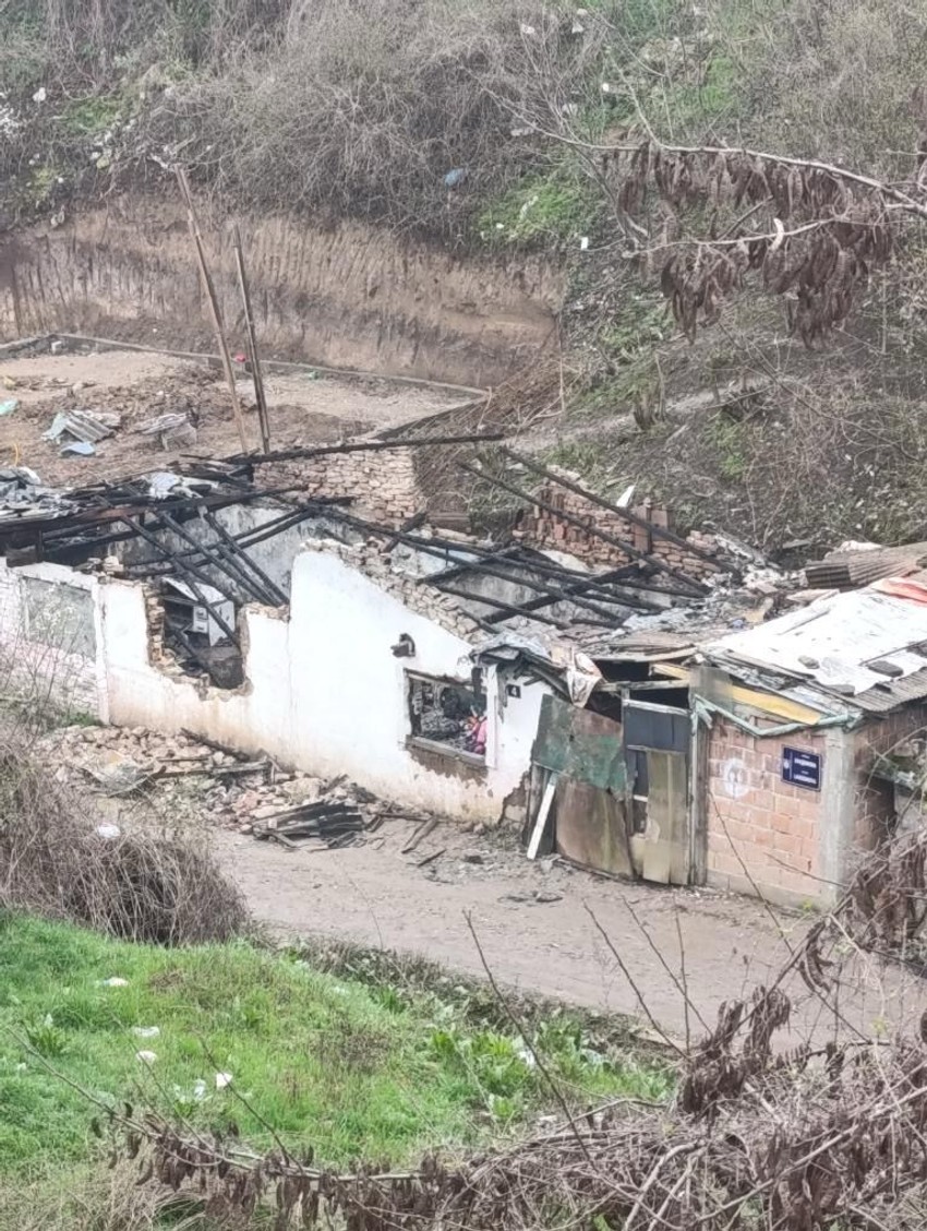 Slike izgorele kuće dan nakon požara u Zemunu