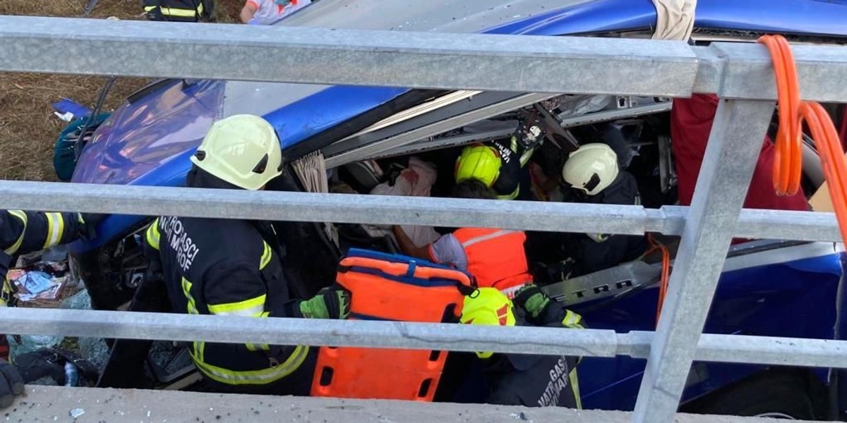 Służby ratunkowe przy rozbitym autobusie