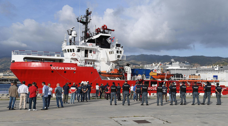Líbiából az Európai Unióba igyekvő illegális bevándorlókkal a fedélzetén az olaszországi Messina kikötőjébe érkezik a migránsok Európába szállítására szakosodott egyik hajó, az Ocean Viking 2019. szeptember 24-én. A 182 migránst a Földközi-tengeren, a líbiai partoktól északra vette fel az Ocean Viking. MTI/EPA/ANSA/Carmelo Imbesi