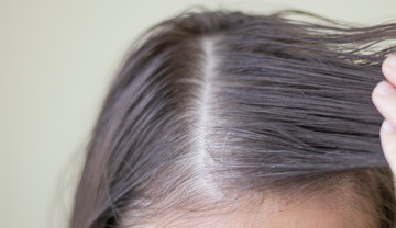 Jak zakryć siwy odrost na włosach bez wizyty u fryzjera? Oto domowe &quot;odsiwiacze&quot;