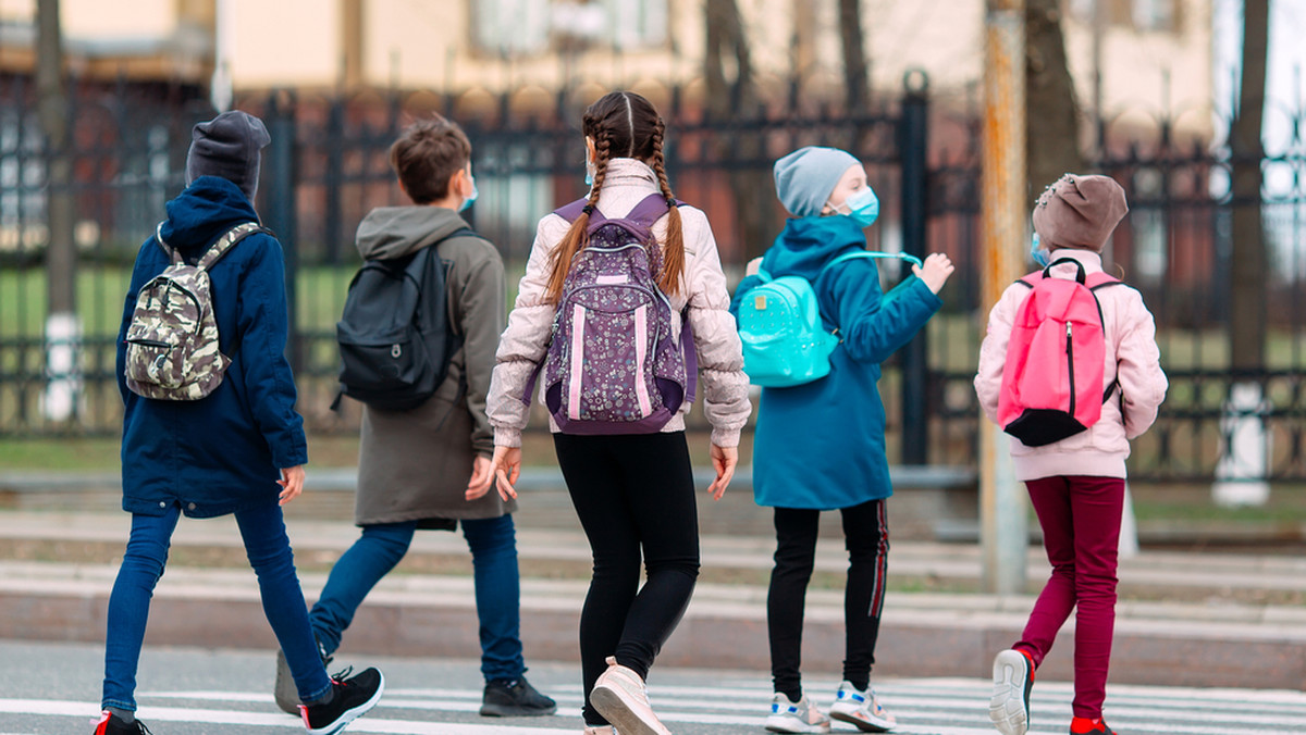 Ministerstwo Edukacji Narodowej opublikowało najczęściej zadawane pytania i krótkie odpowiedzi na najważniejsze kwestie związane z powrotem dzieci i młodzieży do szkół. Niektóre wydają się oczywiste, inne pokazują, że niektórzy o obostrzeniach związanych z pandemią wiedzą niewiele. Ministerstwo musi m.in. tłumaczyć, czy uczniowie powinni nosić maseczki... w tramwajach i autobusach.