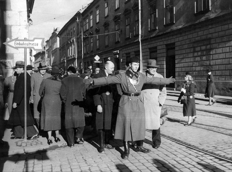 Funkcjonariusz niemieckiej policji pomocniczej podczas pracy.