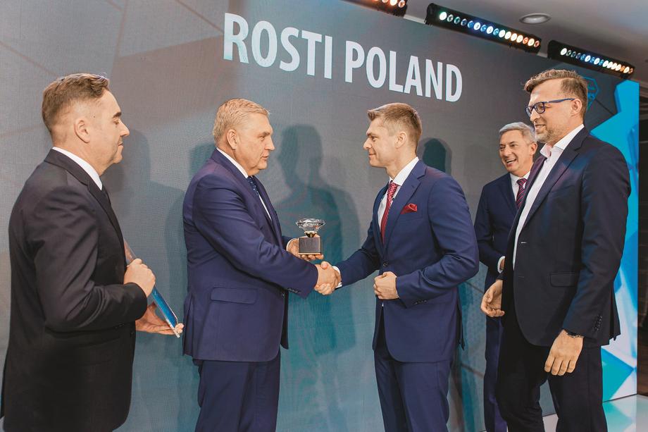 Prezydent Białegostoku Tadeusz Truskolaski gratuluje zwycięstwa Michałowi Lubikowi, dyrektorowi Rosti Poland – liderowi rankingu w woj. podlaskim.