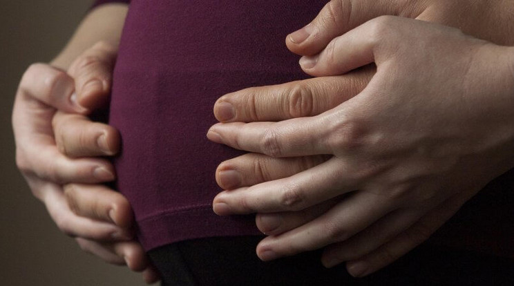 Élő adásban jelentette be a magyar műsorvezető, hogy első babáját várja. Gratulálunk!