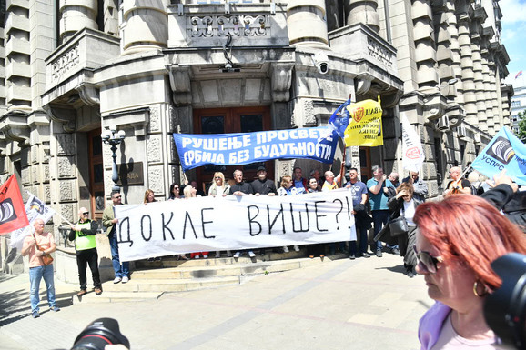 Protest prosvetnih radnika: Posle skupa ispred Skupštine Srbije, prosvetari stigli ispred zgrade Vlade, deo škola danas bez nastave (FOTO, VIDEO)