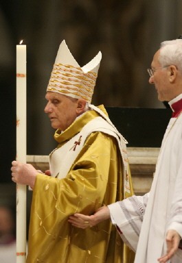 VATICAN-POPE-MASS-EASTER VIGIL