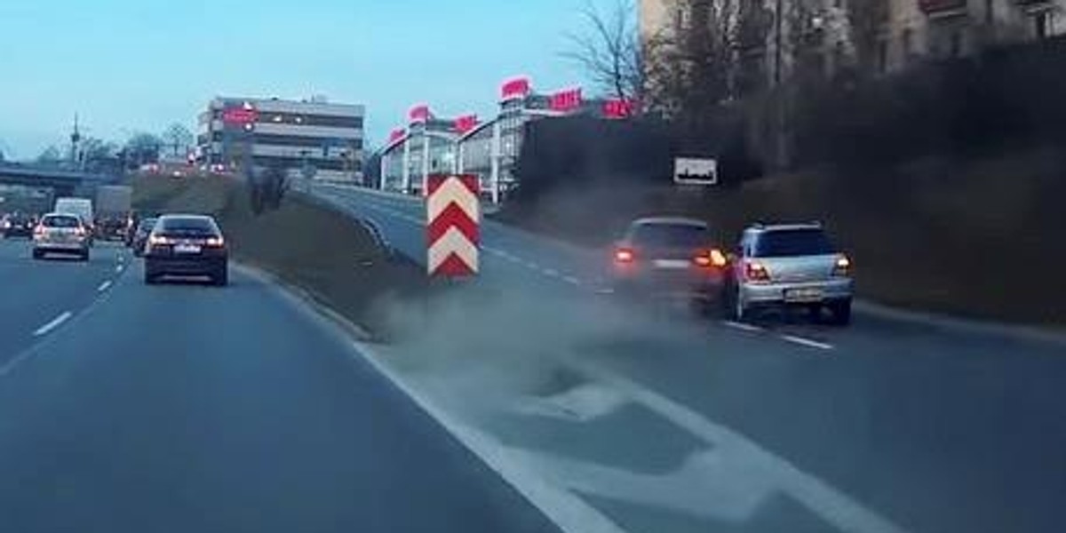 Szokujące nagranie z DTŚ w Chorzowie. BMW ścięło trzy pasy i zepchnęło z drogi inne auto