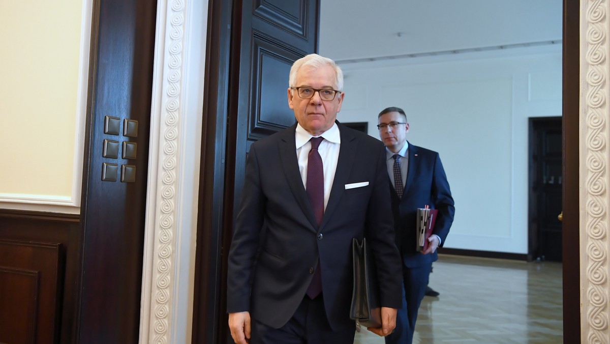 Poczekajmy na potwierdzenie tych danych - powiedział szef MSZ Jacek Czaputowicz pytany o doniesienia, że <a href="https://wiadomosci.onet.pl/swiat/katastrofa-ukrainskiego-samolotu-w-iranie-media-zostal-zestrzelony/gb1dwph" id="8fab14d2-ec81-4d27-8771-39ffc5e21d0e" data-link-role-code="none">ukraiński boeing mógł zostać zestrzelony przez irański pocisk rakietowy</a>. Według ministra jeżeli takie informacje by się potwierdziły, to znaczy, że są przypadkowe ofiary tego konfliktu.