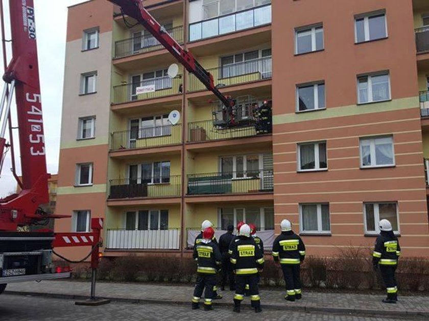 Dwulatek zamknął mamę na balkonie. Pomógł miś strażak