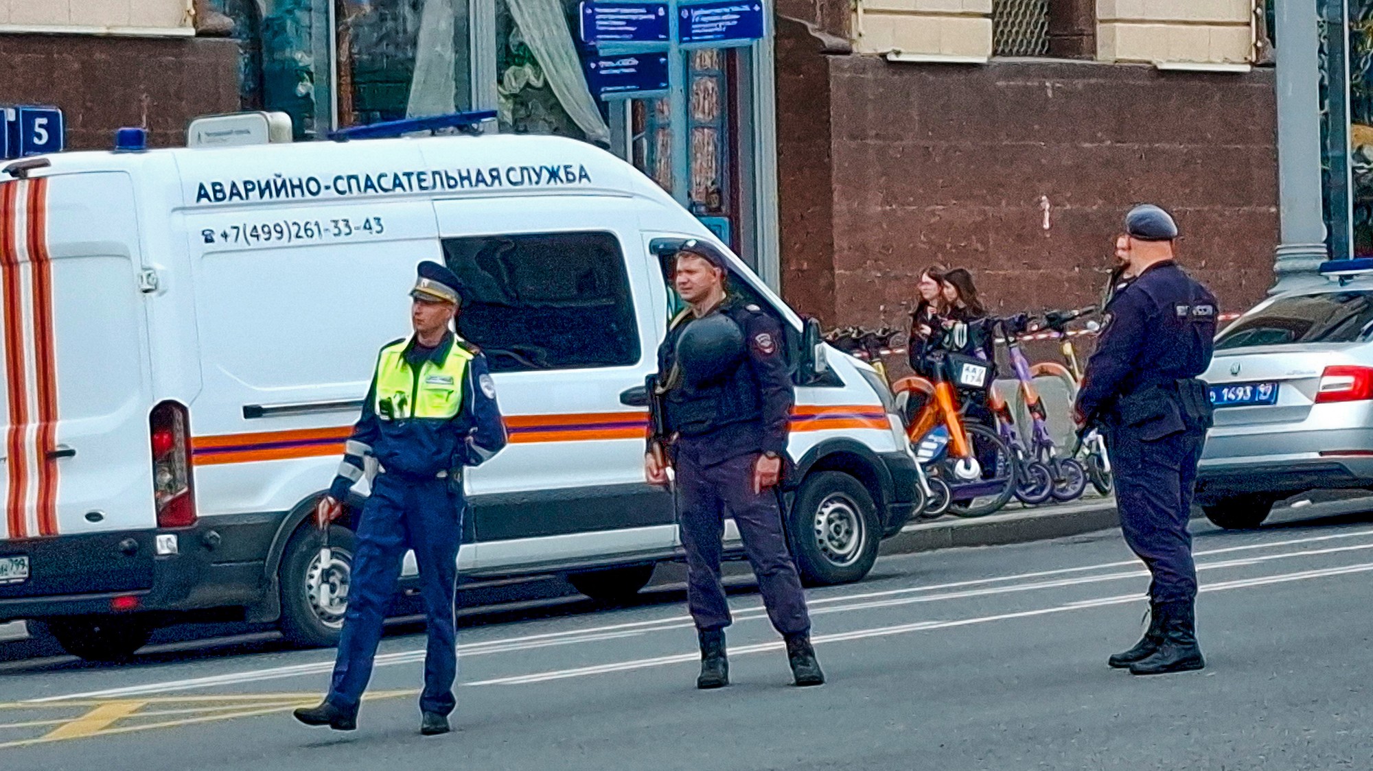 Ruské úrady budovu evakuovali a na miesto prišli polícia, záchranári a hasiči.