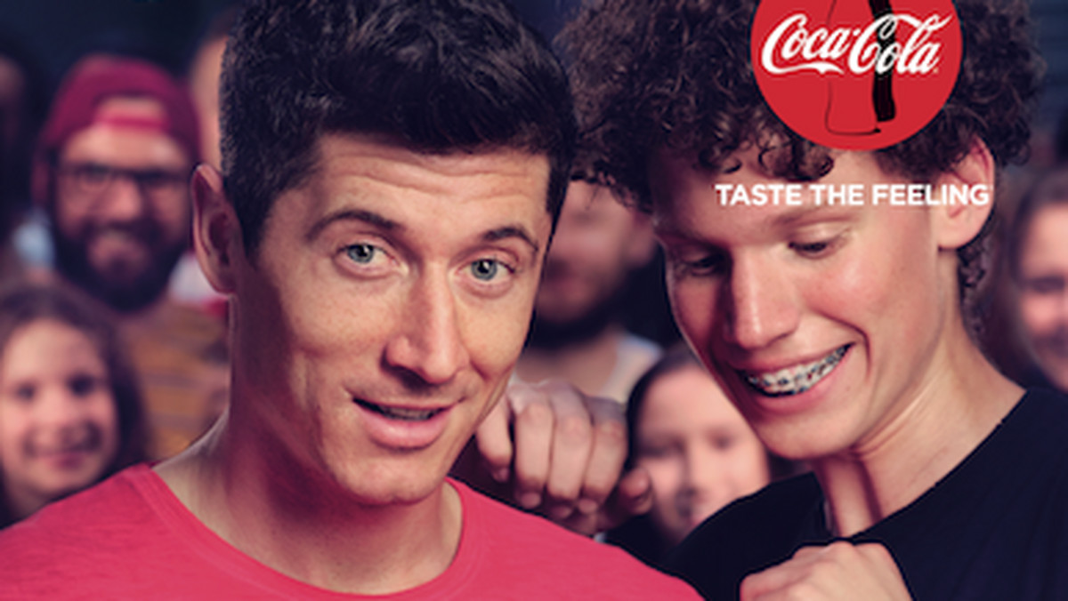 Robert Lewandowski i jego kibice zostali bohaterami nowej kampanii marki Coca-Cola Zero Cukru. Fani jednego z najbardziej znanych sportowców świata mieli szansę poznać bliżej swojego idola podczas wspólnego kręcenia reklamy.