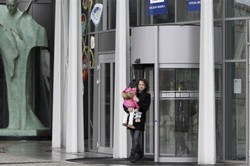 Zobacz, jakim troskliwym tatą jest znany kompozytor. Nosi córkę na...