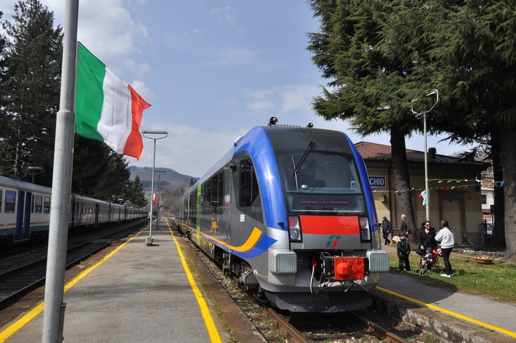 . To kontrakt eksportowy, którym chwali się polska Pesa. Państwowy włoski przewoźnik Trenitalia zamówił 40 takich spalinowych składów. W połowie marca Pesa uzyskała otrzymała dopuszczenie do ruchu na torach (we Włoszech nie będzie problemu jak z Niemczech, gdzie spalinowe składy Link, nie zostały przez regulatora wpuszczone na rynek). To udoskonalona wersja spalinowych składów Atribo dostarczanych przez już przez Pesę innym włoskim przewoźnikom w latach 2008-2010.