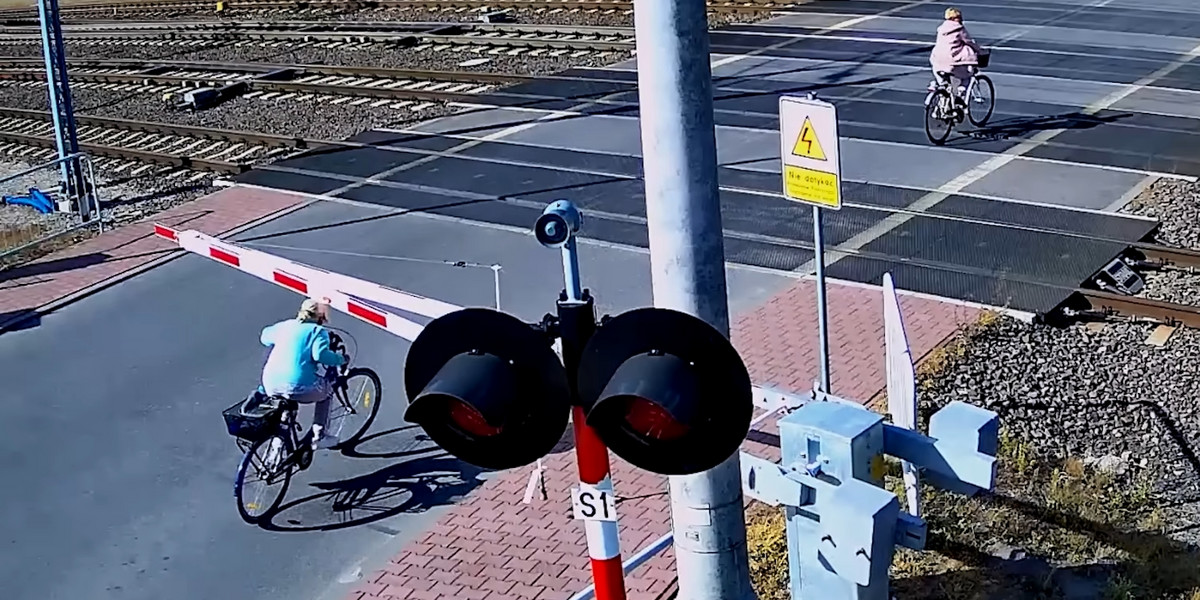 Na szczęście skończyło się jedynie na tym, że to szlaban powstrzymał rowerzystkę, a nie pociąg, który pewnie był już blisko.