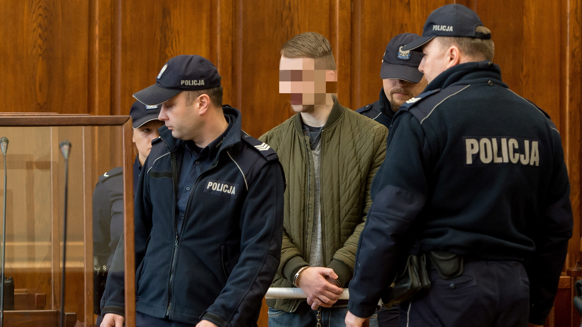 Przed Sądem Okręgowym we Wrocławiu rozpoczął się proces 23-letniego Pawła R., który w maju ubiegłego roku podłożył bombę we wrocławskim autobusie. Wcześniej mężczyzna dzwonił na służby alarmowe i żądał 120 kilogramów złota – w przeciwnym razie w mieście miały wybuchać bomby. Za czyny o charakterze terrorystycznym grozi mu dożywocie.