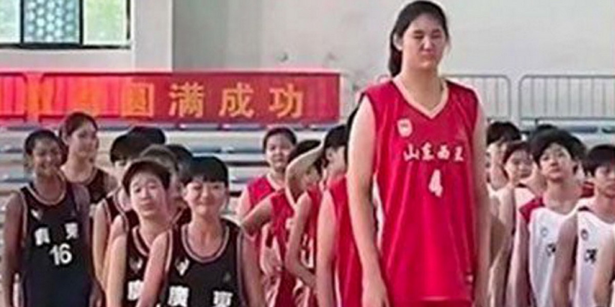 Chiny. 14-letnia Zhang Ziyu ma już ponad 2 metry wzrostu.