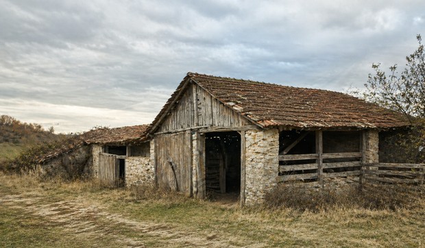 Napuštena štala - ilustracija