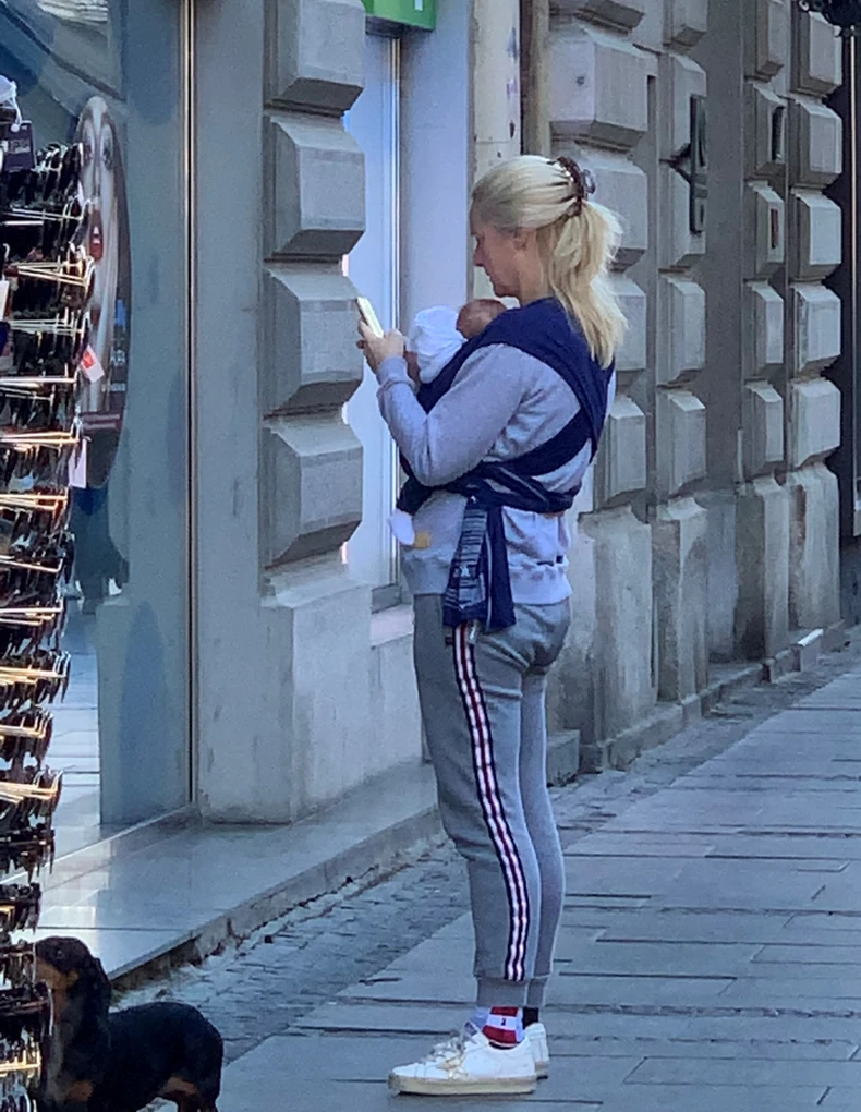 Tamara Grujić sa bebom šeta Beogradom