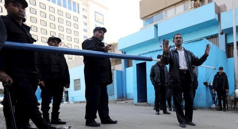 Policemen guard in front of a morgue where the body of an Italian Giulio Regeni is kept in Cairo, Egypt, February 4, 2016.  REUTERS/Mohamed Abd El Ghany