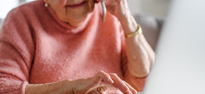ZUS ostrzega: Oszuści podszywają się pod urzędników i odwiedzają ludzi w domach
