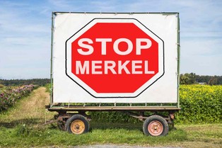 Niemcy odwracają się od Merkel. Uchodźcy zniszczą "Żelazną Kanclerz"?