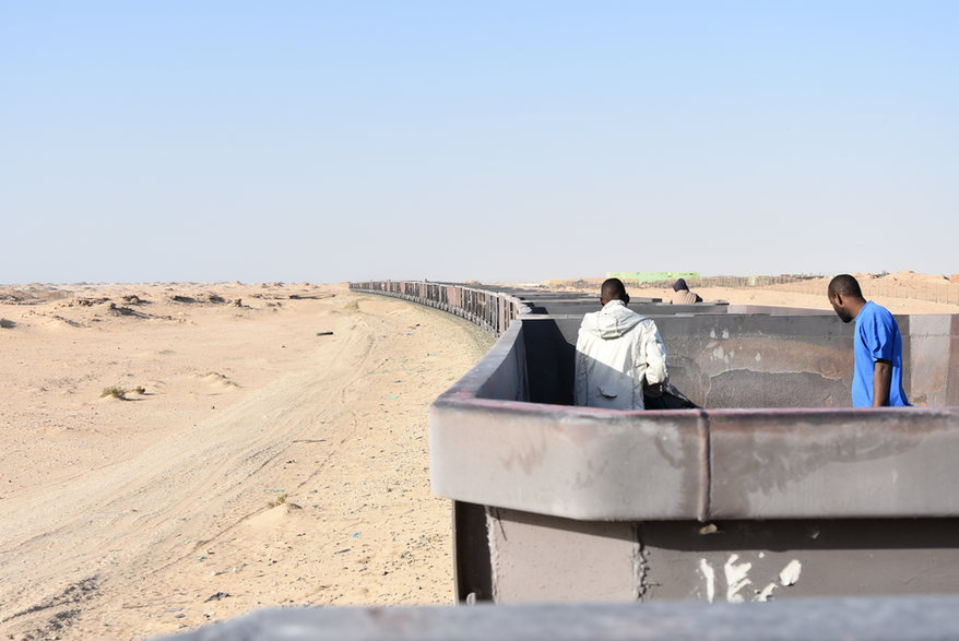 Podróż na rozgrzanej słońcem platformie węglarki przez Saharę. Ekstremalna podróż i przygoda życia