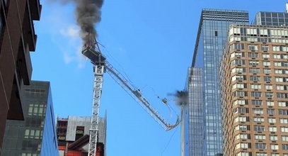 Koszmar na budowie. Dźwig runął na wieżowiec. Pięć osób rannych. Nagranie wywołuje dreszcze