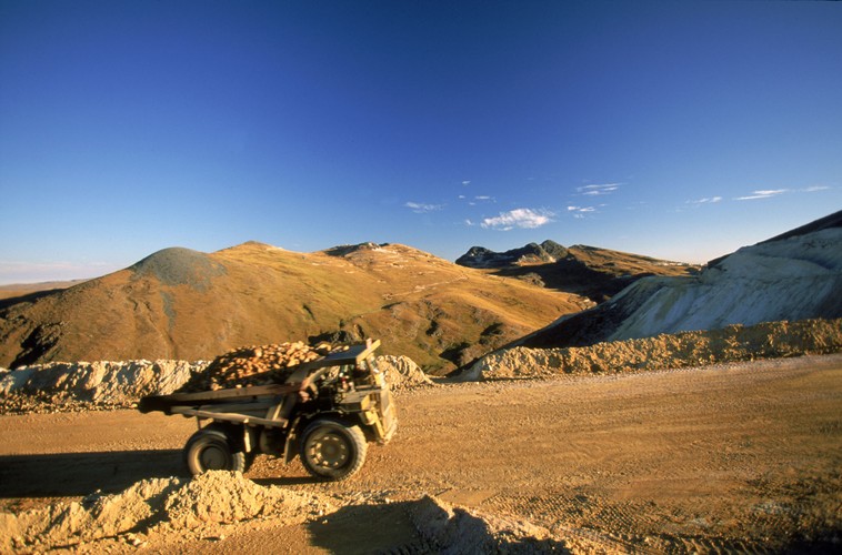 Rodziny mieszkające w pobliżu kopalni Yanacocha w Peru (na zdjęciu) od chwili jej otwarcia narzekają na braki wody. Właściciel zakładów, firma Newmont, twierdzi jednak, że dzięki wybudowanym przez nią zbiornikom dostęp do wody jest lepszy niż  wcześniej.