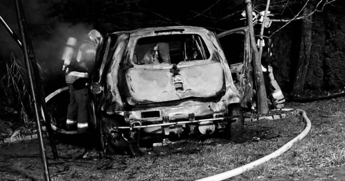 Auto stanęło w ogniu. W środku były dwa ciała